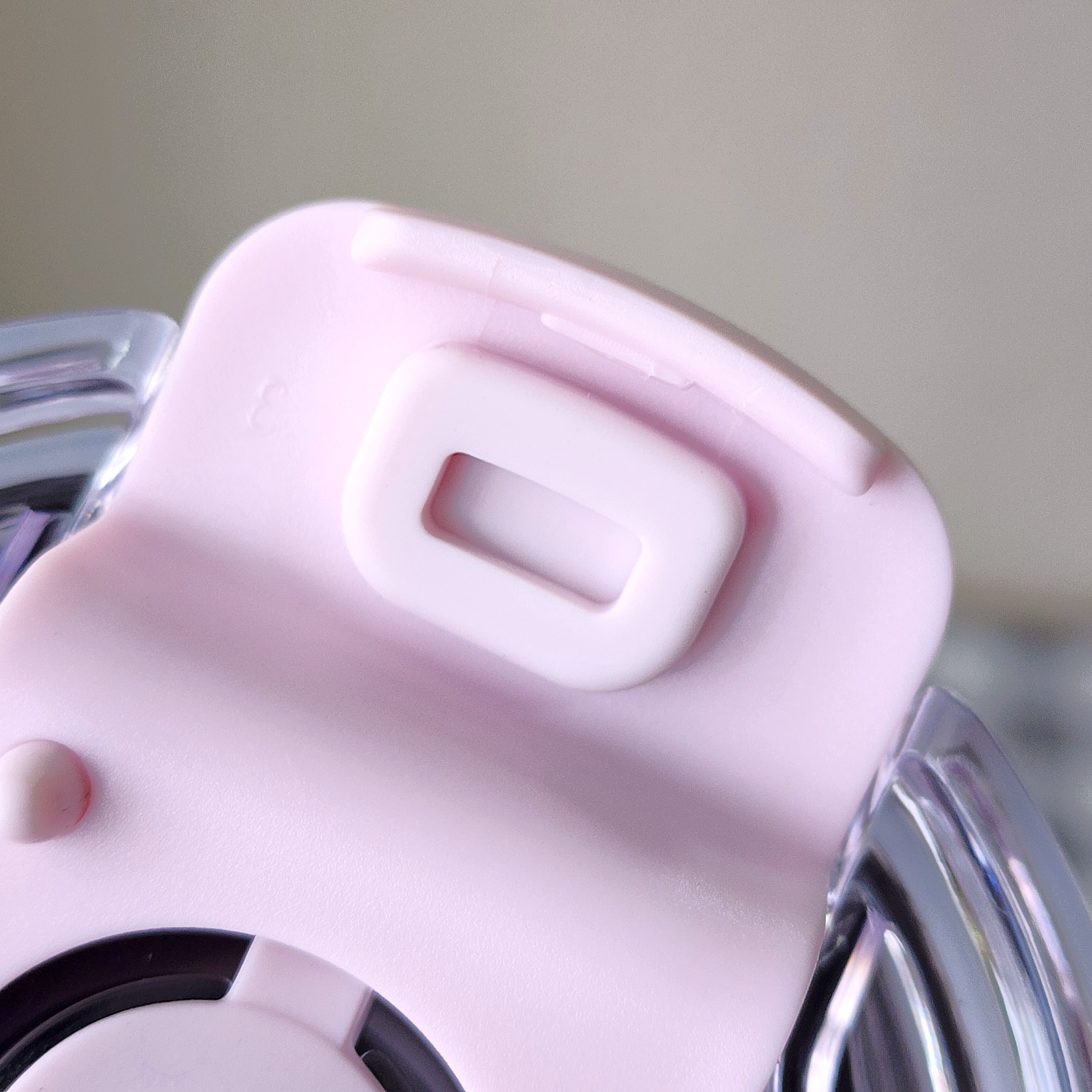 ボトルのキャップ部分がクローズアップされています。シンプルなデザインで、開閉が簡単なプッシュボタンが特徴です。