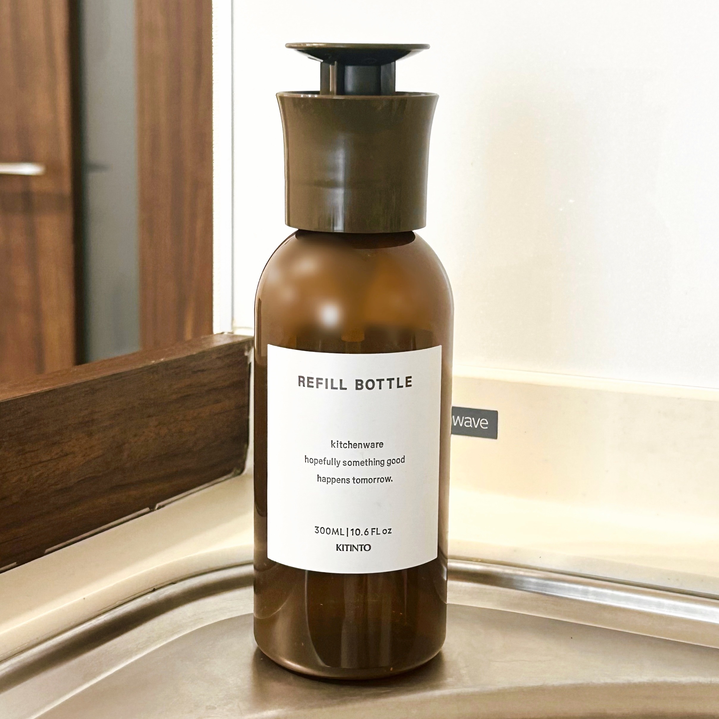 3COINS(スリーコインズ)の「《片手でワンプッシュ!》食器洗剤ボトル丸型:300ml/KITINTO」