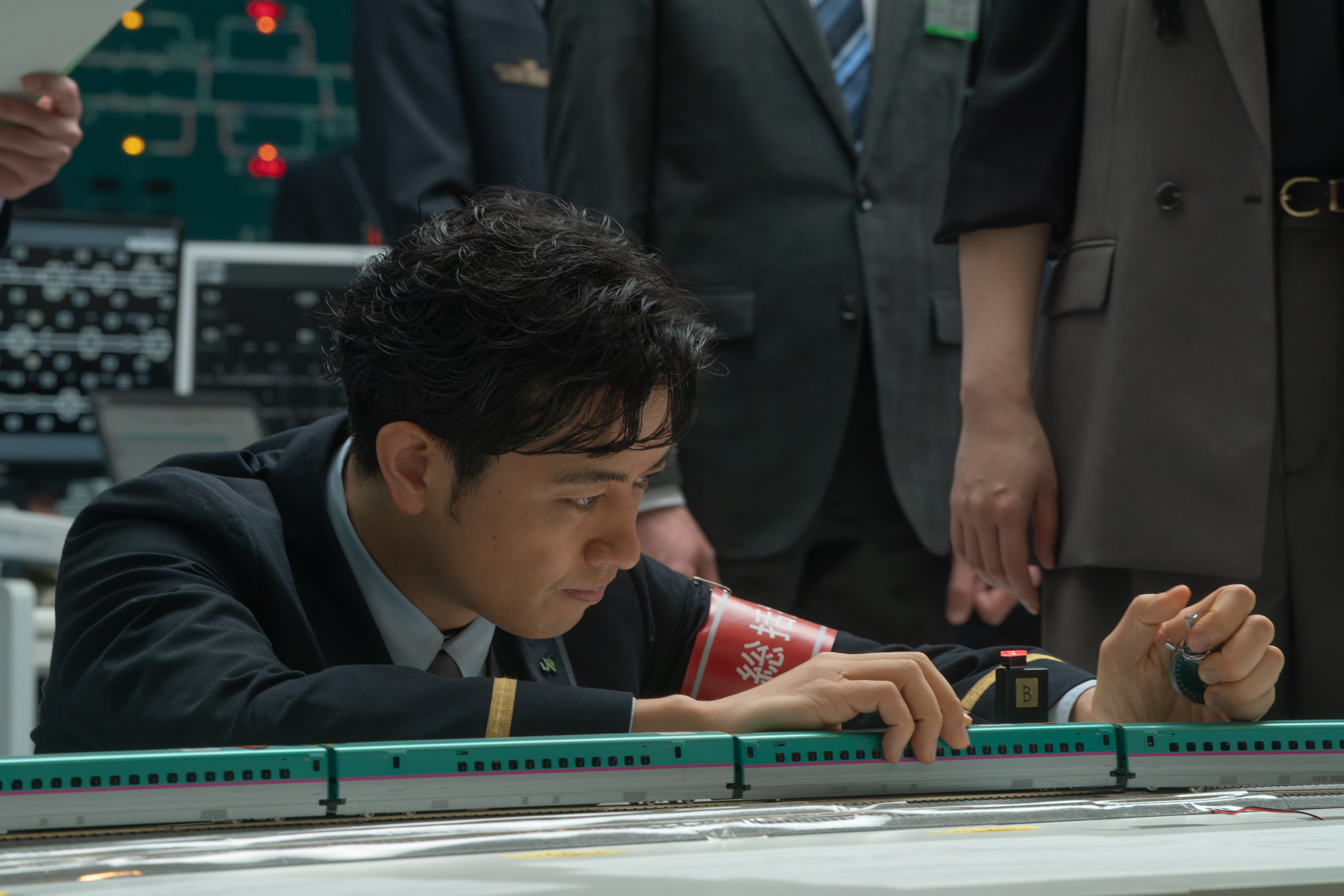 『新幹線大爆破』で総括指令長を演じる斎藤工さん / Netflix