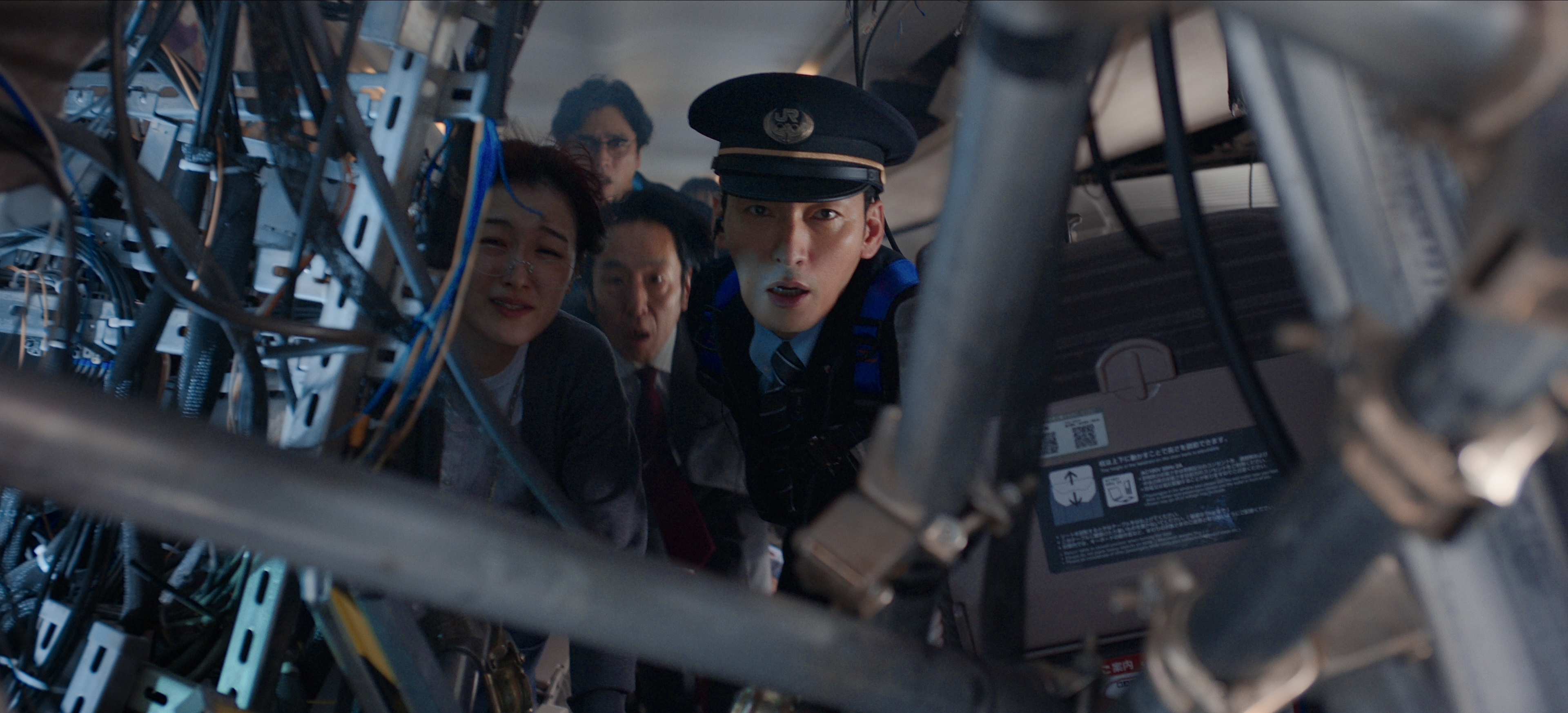 『新幹線大爆破』の1シーン。最も右が草彅剛さんが演じる車掌 / Netflix