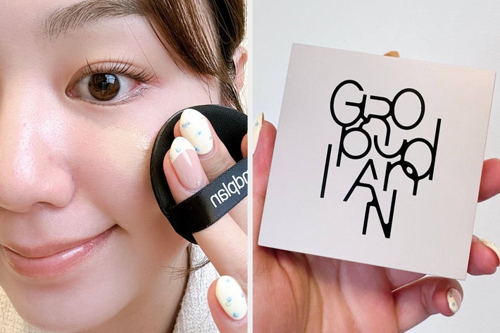 女性がメイク用パフで顔をタッチしながら微笑んでいる。指にはデザインネイルをしている。