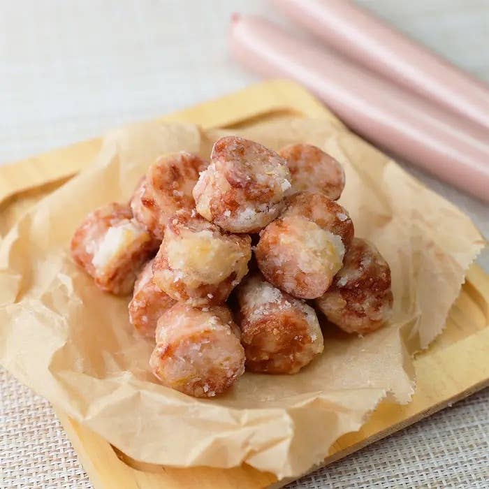 小皿に盛られた小さなドーナツの山。