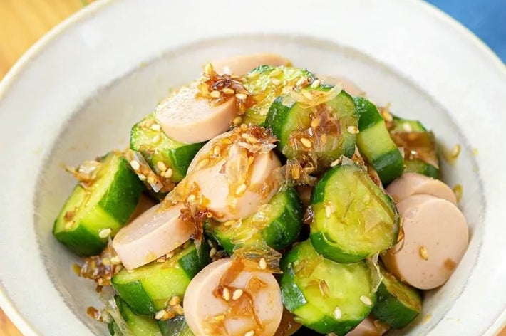 お皿に盛られたキュウリとソーセージの和え物。ゴマがトッピングされています。