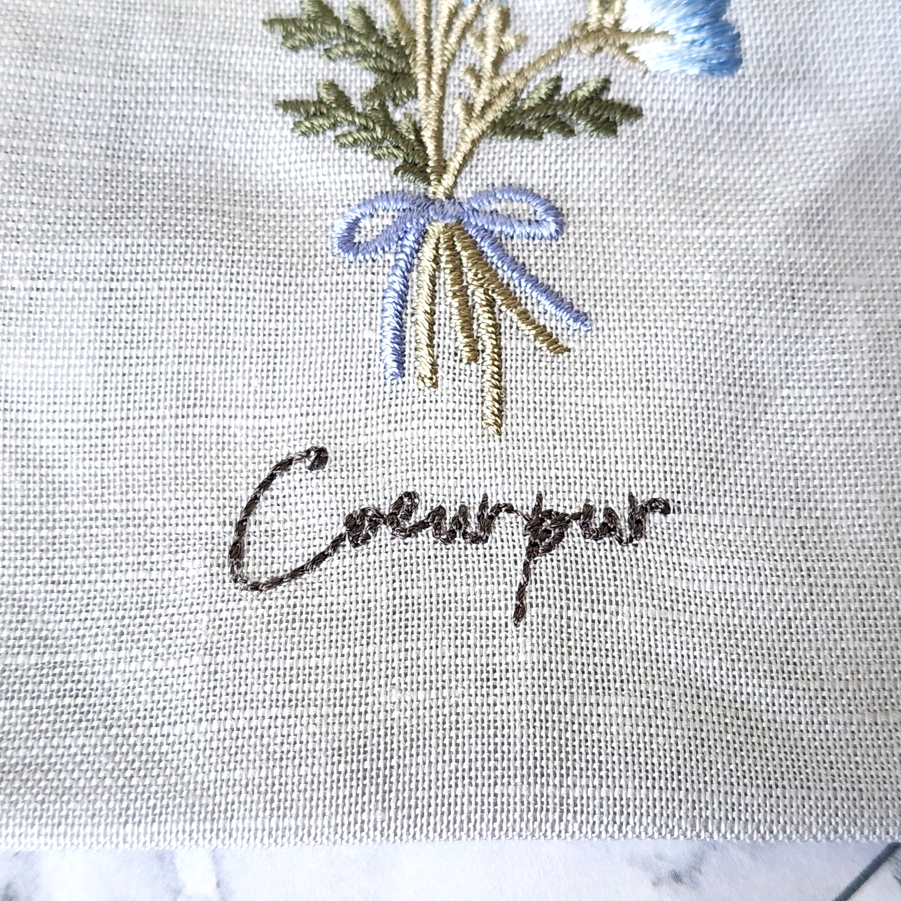 花と「Coeur pur」と刺繍された布。