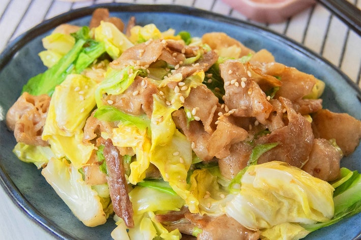 お皿に盛られたキャベツと豚バラ肉の炒め物。