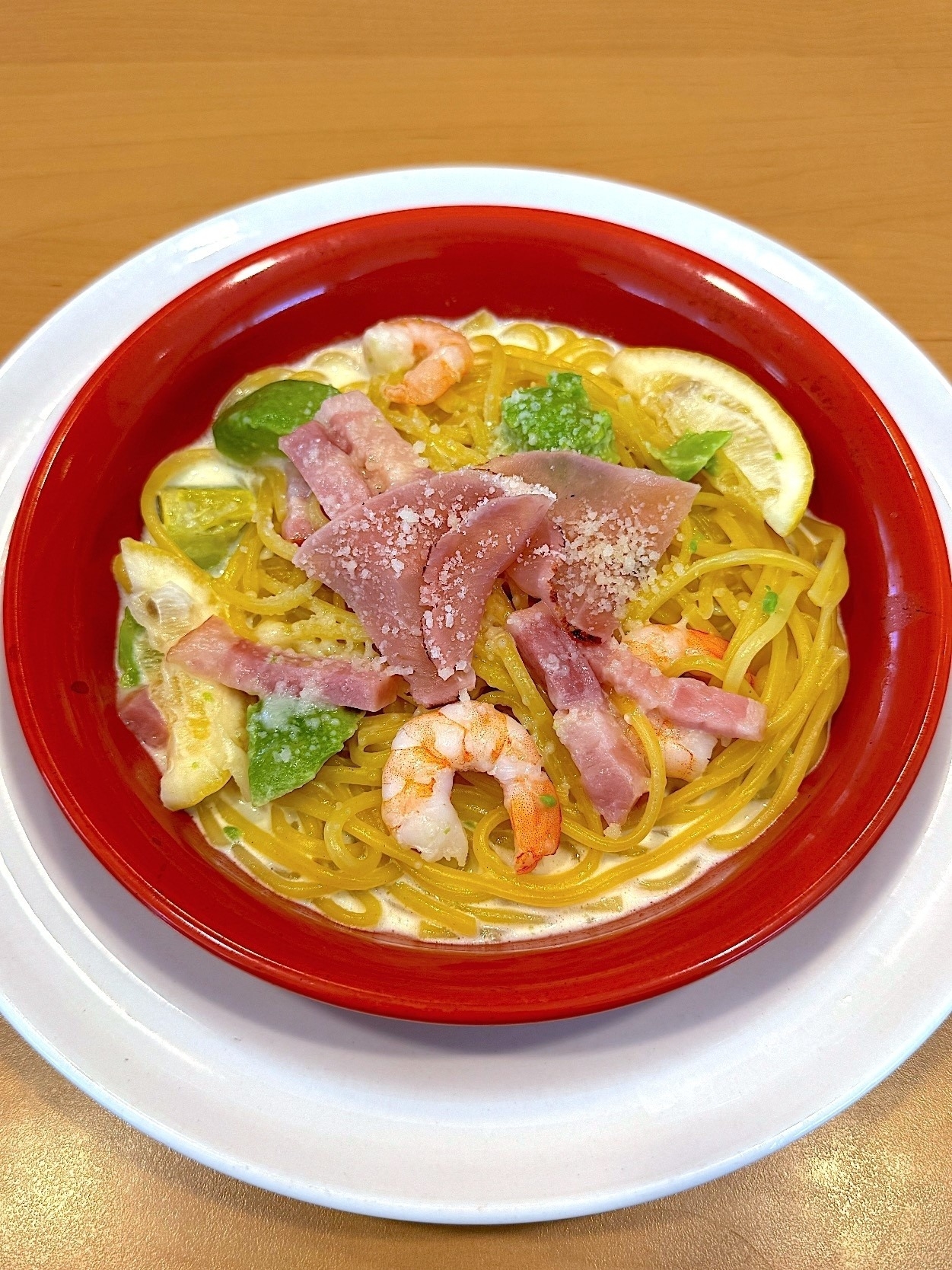 ガストの「炙り生ハムと海老アボカドのレモンクリームパスタ」