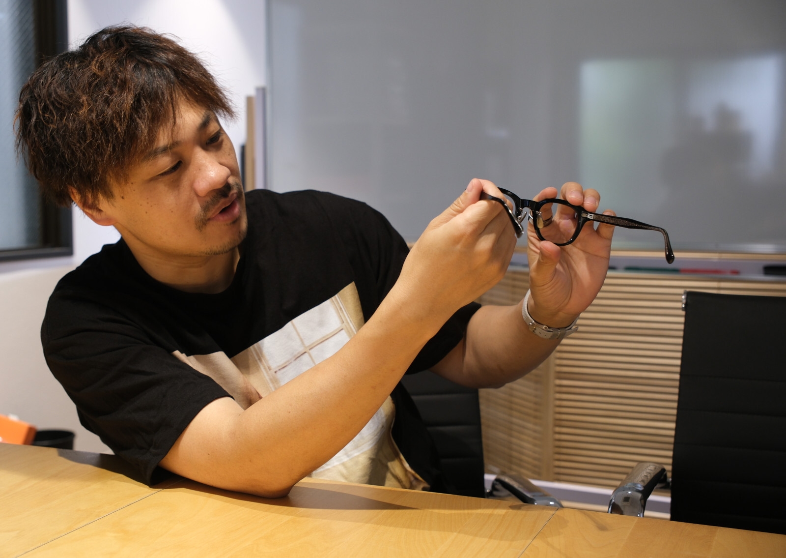 インタビューに応じる清川忠康さん