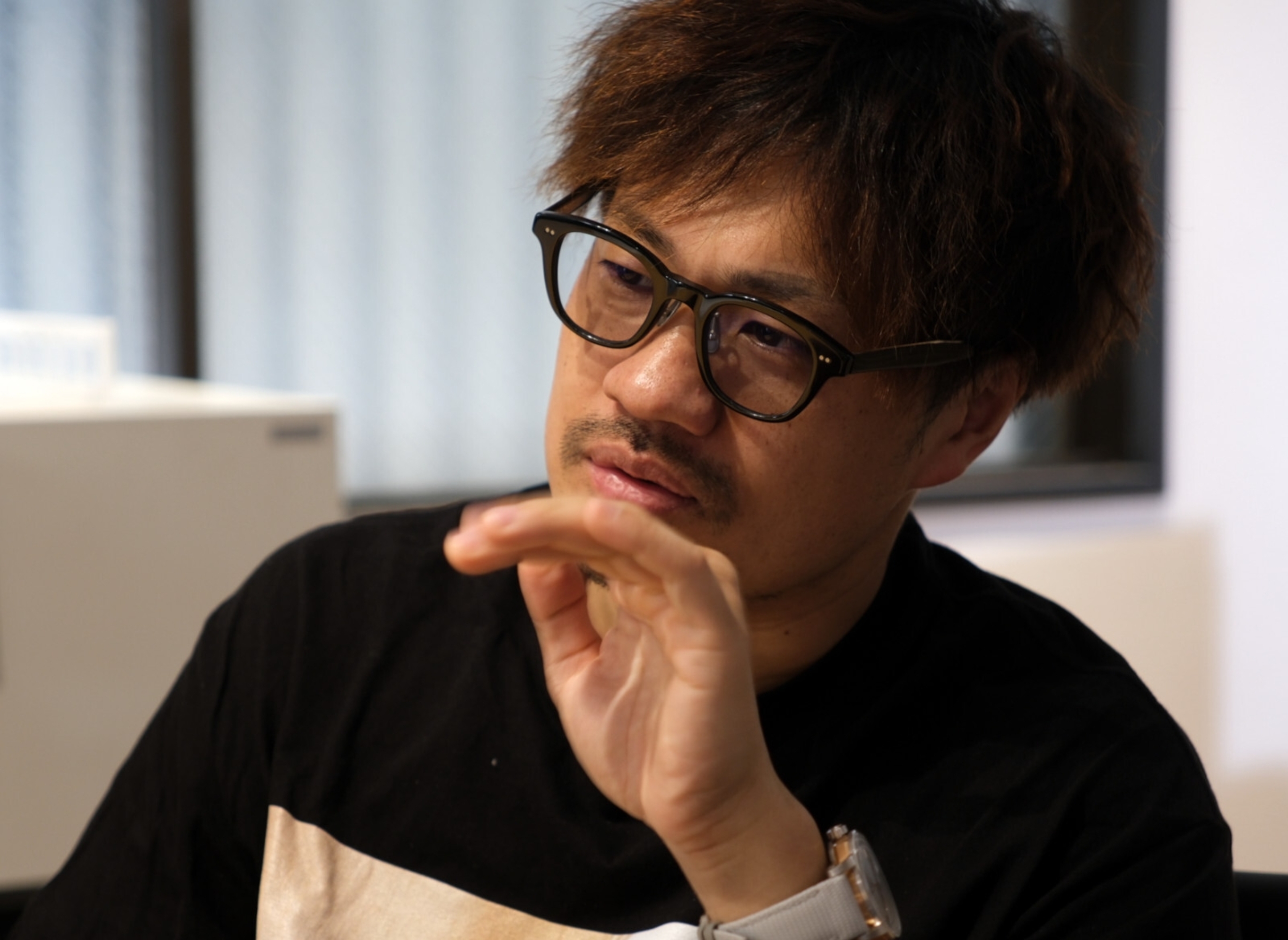 インタビューに応じる清川忠康さん