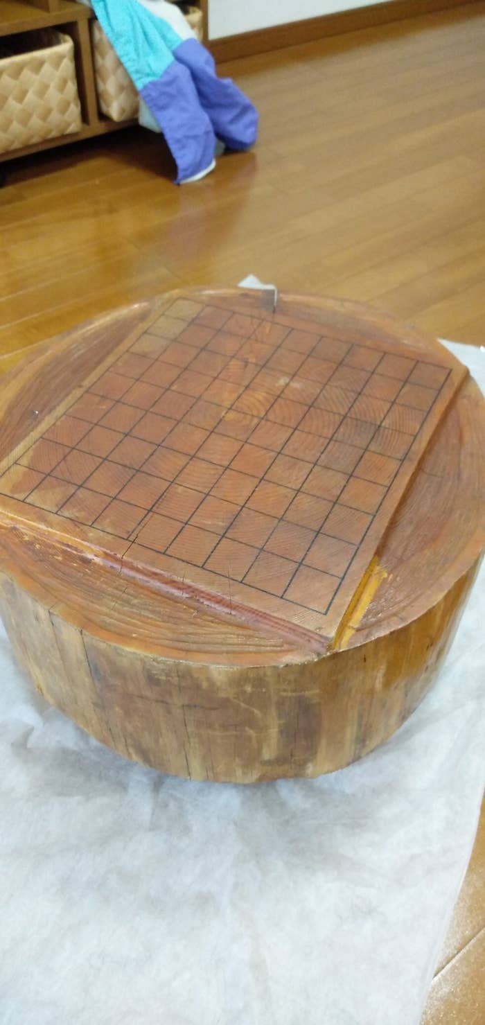 丸太を削り出して作られたワンオフ品の将棋盤。ぉか”ゎさん(@ogw_plus_em)のXより