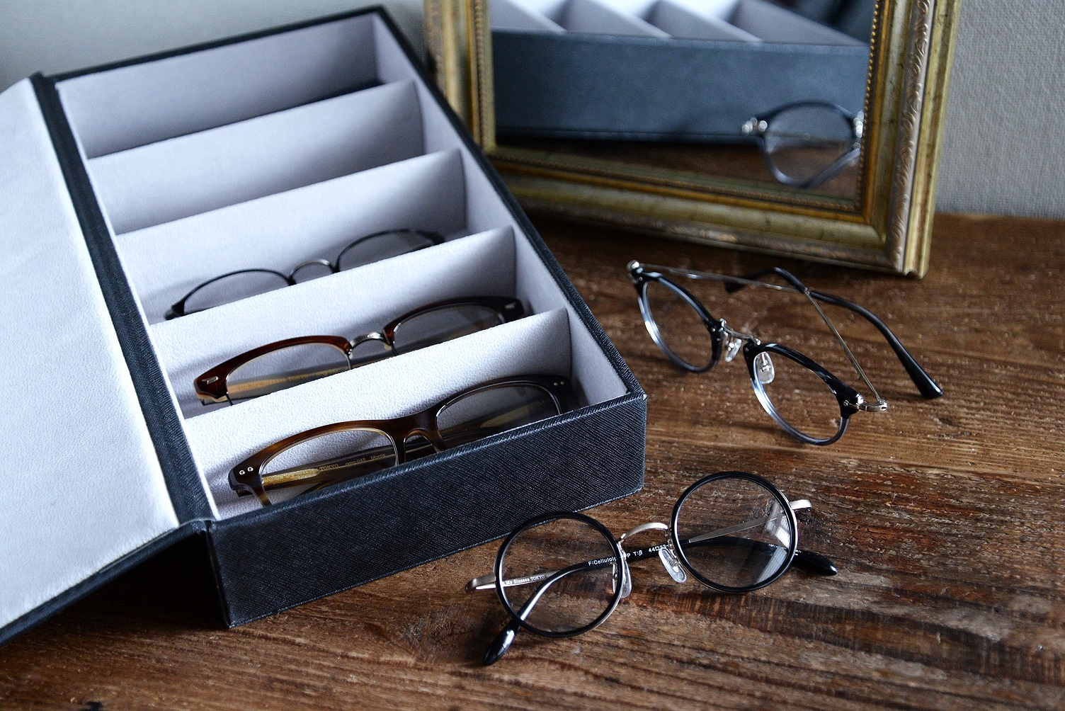 通販サイト「Oh My Glasses TOKYO」では気になったメガネを5本まで自宅で試すことができる