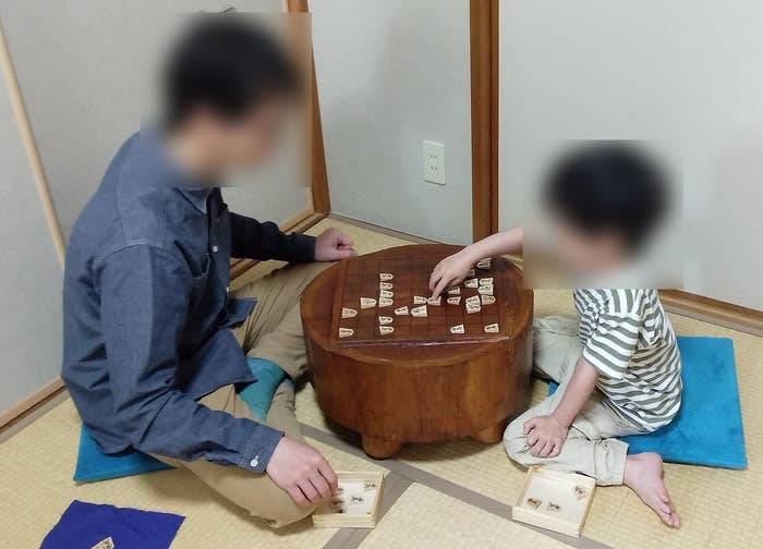 将棋盤で将棋を指すぉか”ゎさん(@ogw_plus_em)と息子さん。画像はぉか”ゎさん提供