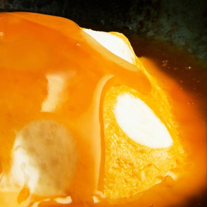 アイスクリームにキャラメルソースがかかった美味しそうなデザートのクローズアップ。