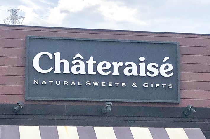 建物の外観に「Châteraisé NATURAL SWEETS &amp; GIFTS」の看板。