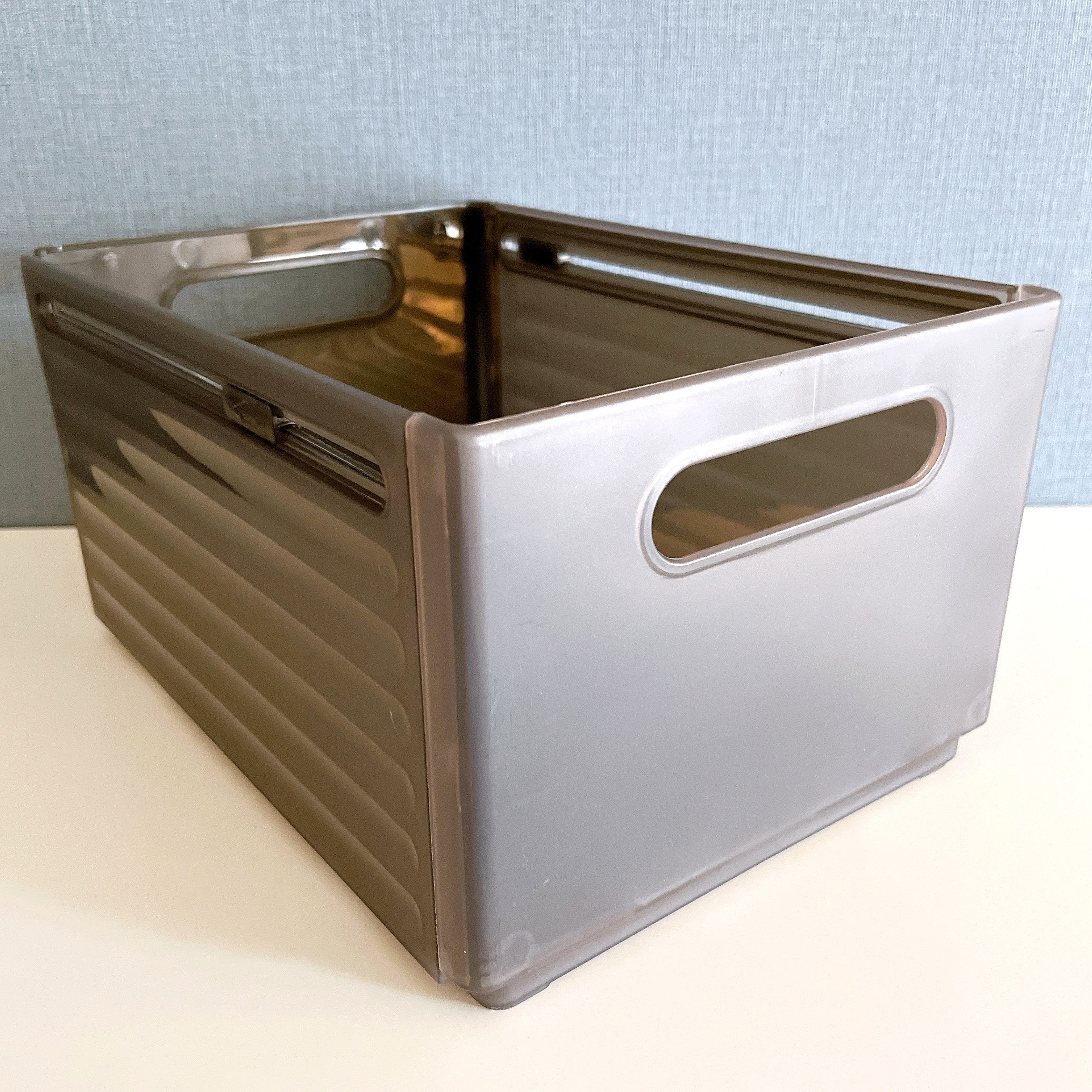 シンプルな金属製の収納ボックス。横に持ち手の穴がある。