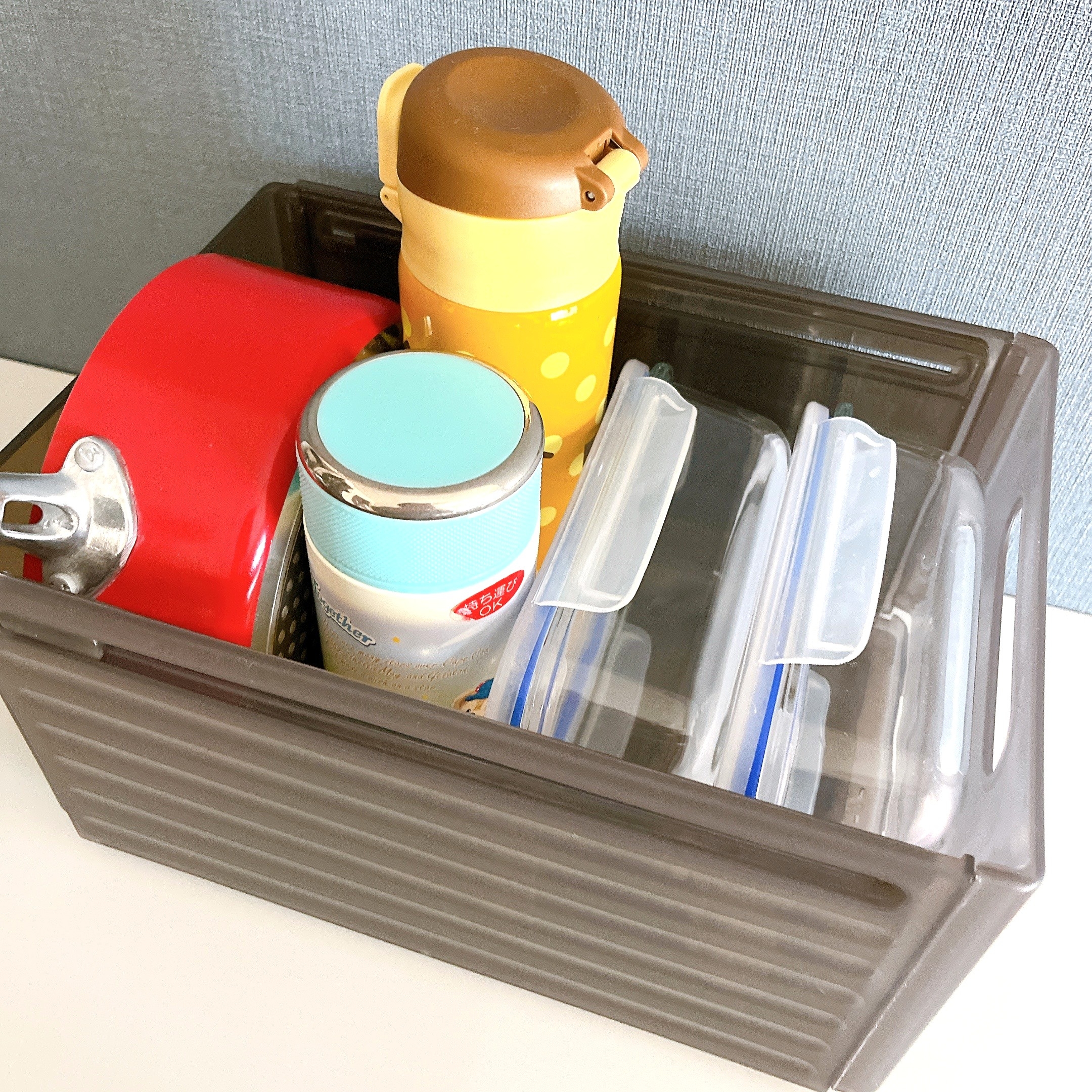 プラスチック容器に収納されたスープポットやタンブラー、水筒、フードコンテナなどのキッチン用品。