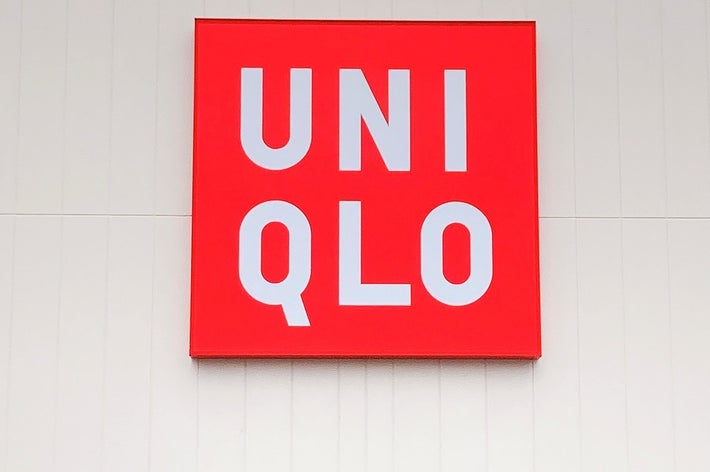 ユニクロの店舗正面。大きな赤いユニクロのロゴが見える。