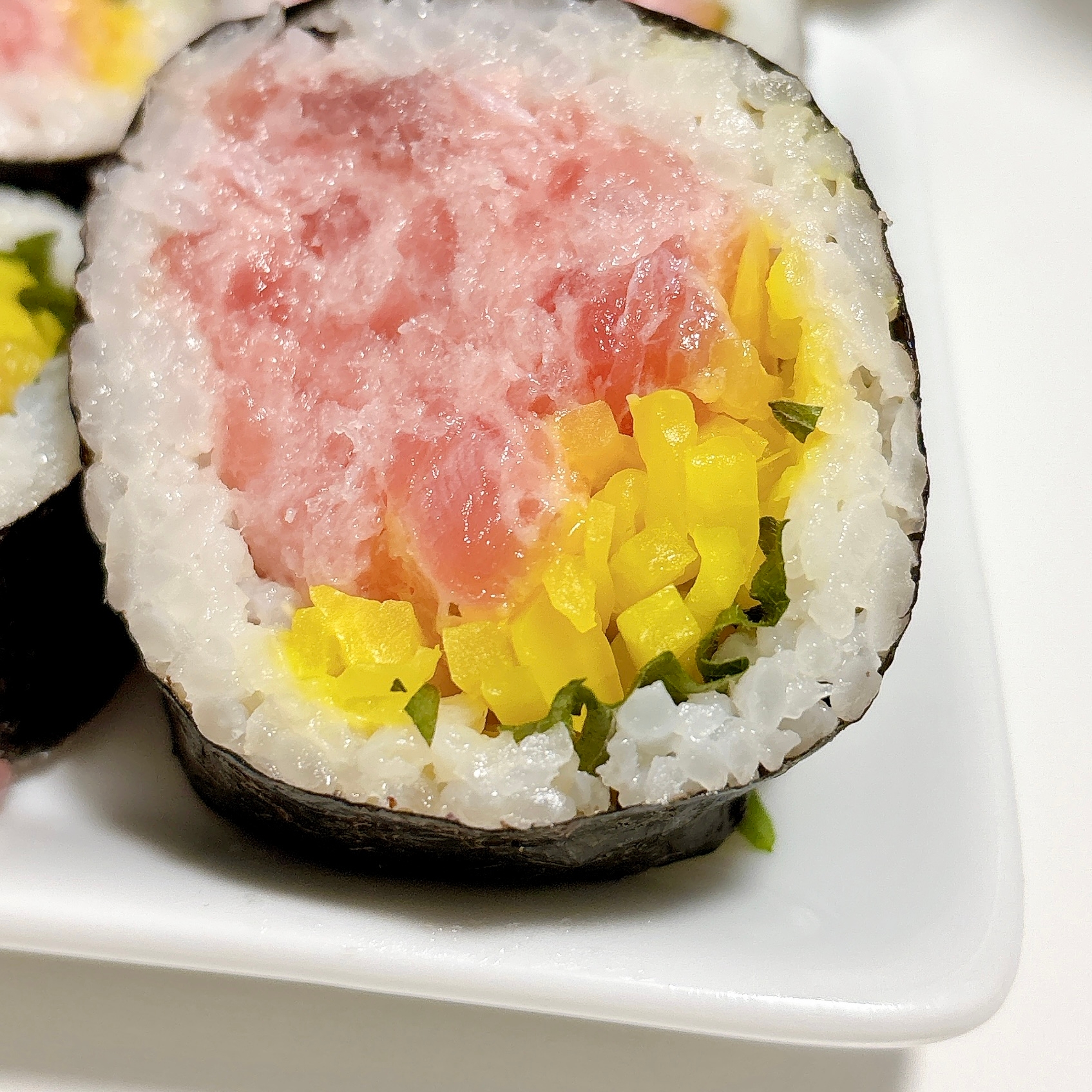 ロピアで見つけた「魚萬 ほぼ海鮮巻き（とろたく）」