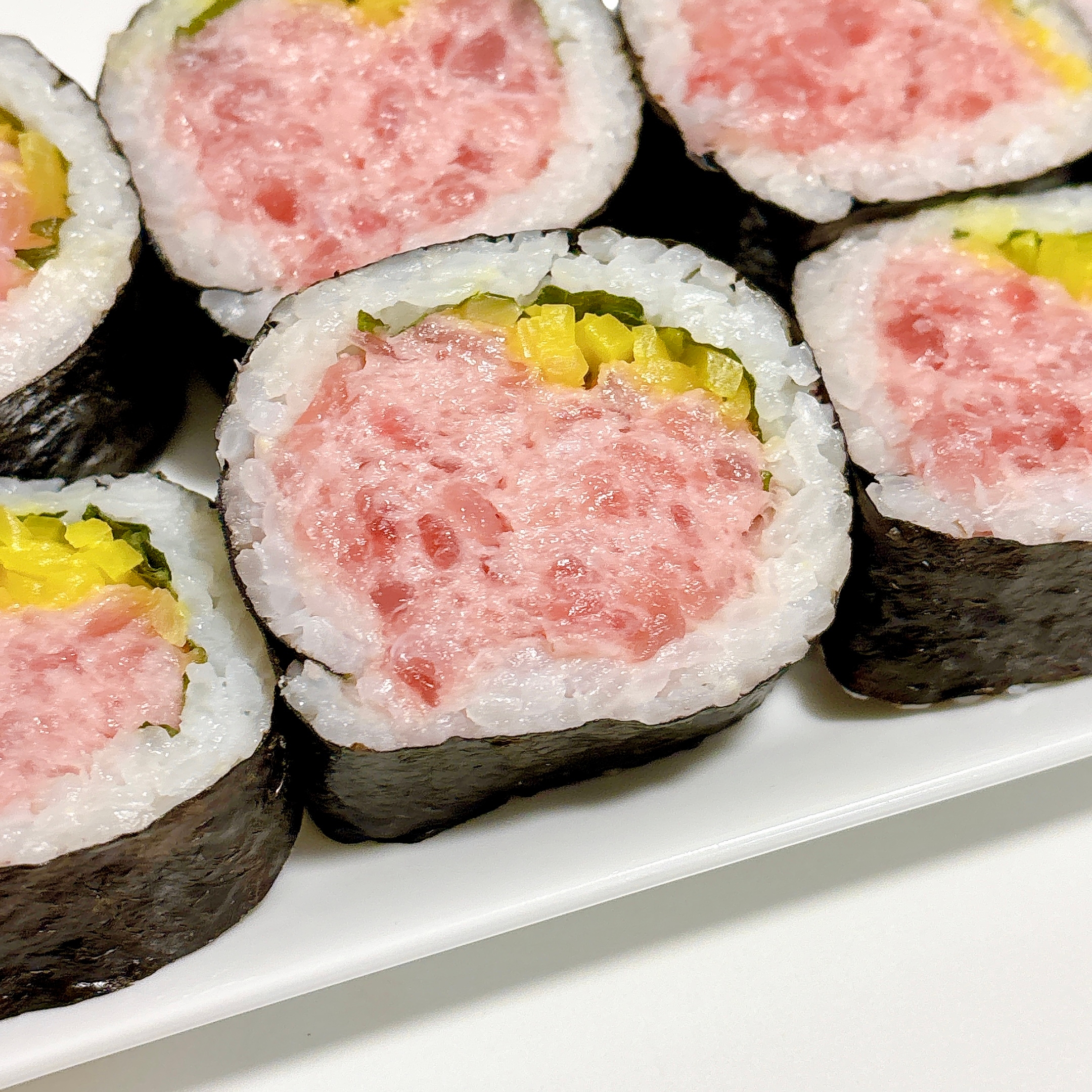 ロピアで見つけた「魚萬 ほぼ海鮮巻き（とろたく）」