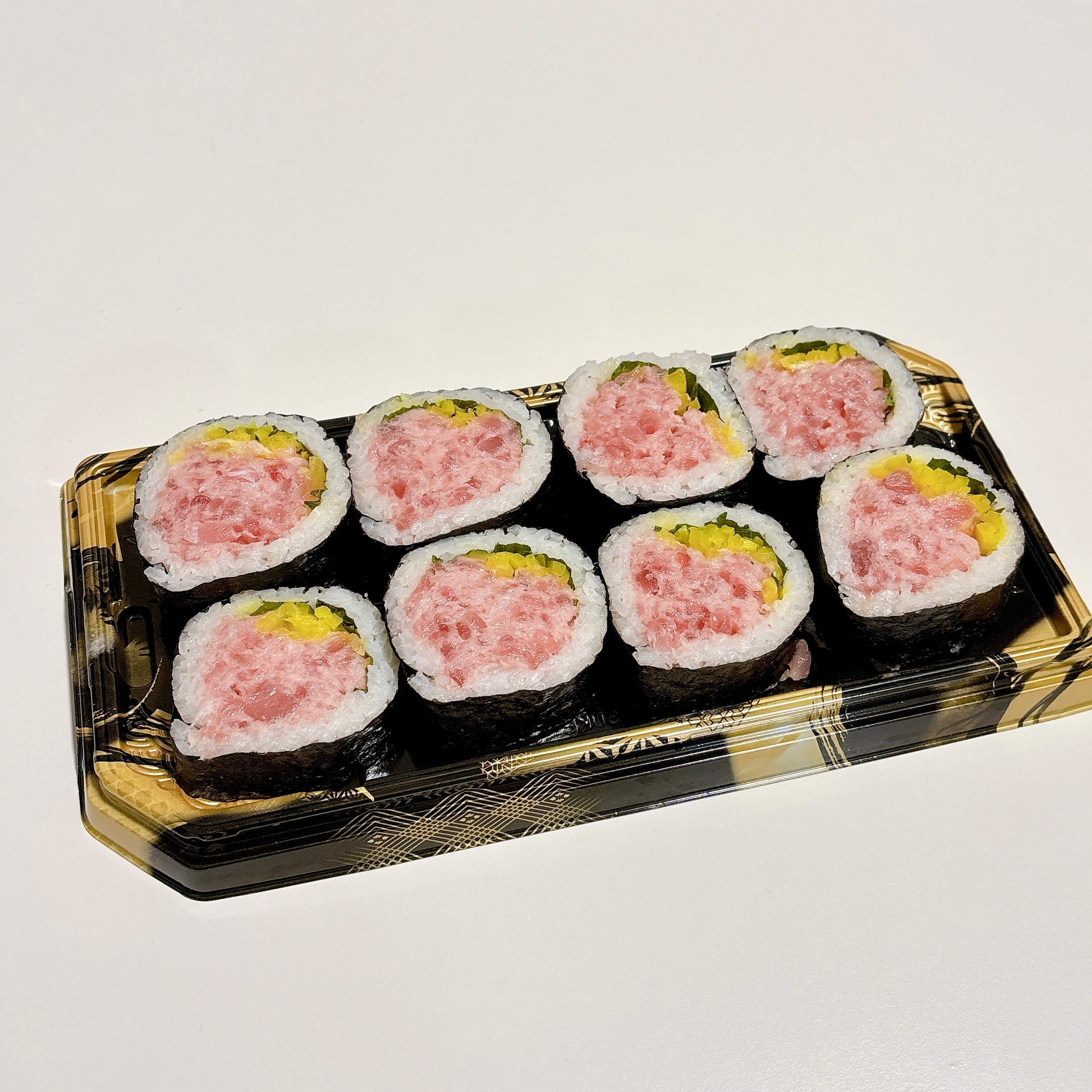 ロピアで見つけた「魚萬 ほぼ海鮮巻き（とろたく）」