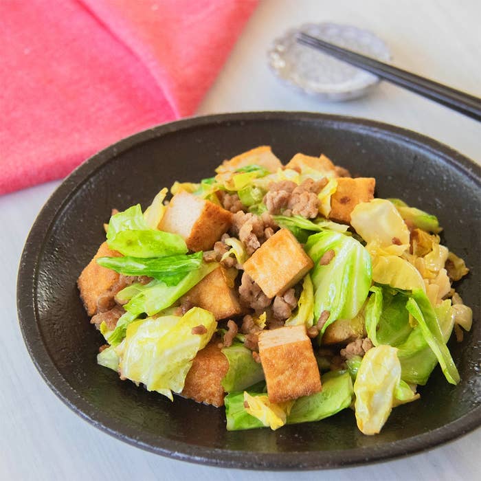 レタスと厚揚げ、豚ひき肉が入った和風炒めが黒い皿に盛られている。