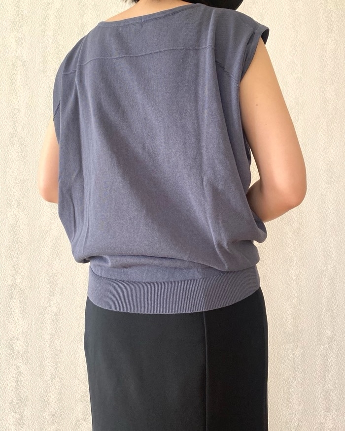 ユニクロの「コクーンセーターノースリーブ」