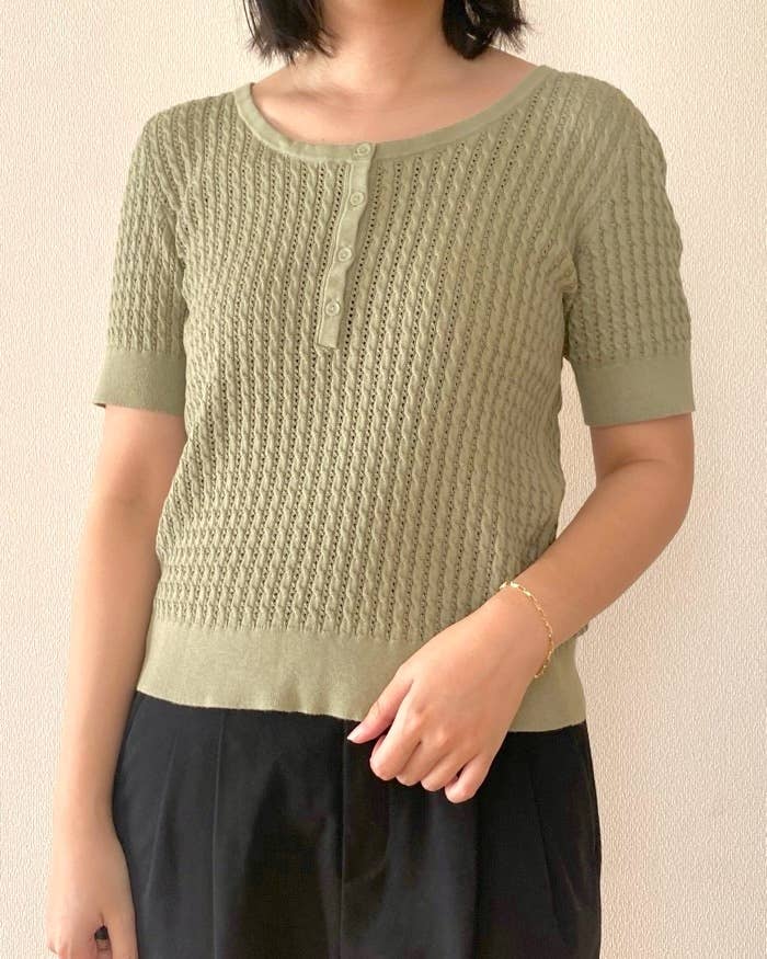 ユニクロの「ポインテールニットヘンリーネックセーター半袖」