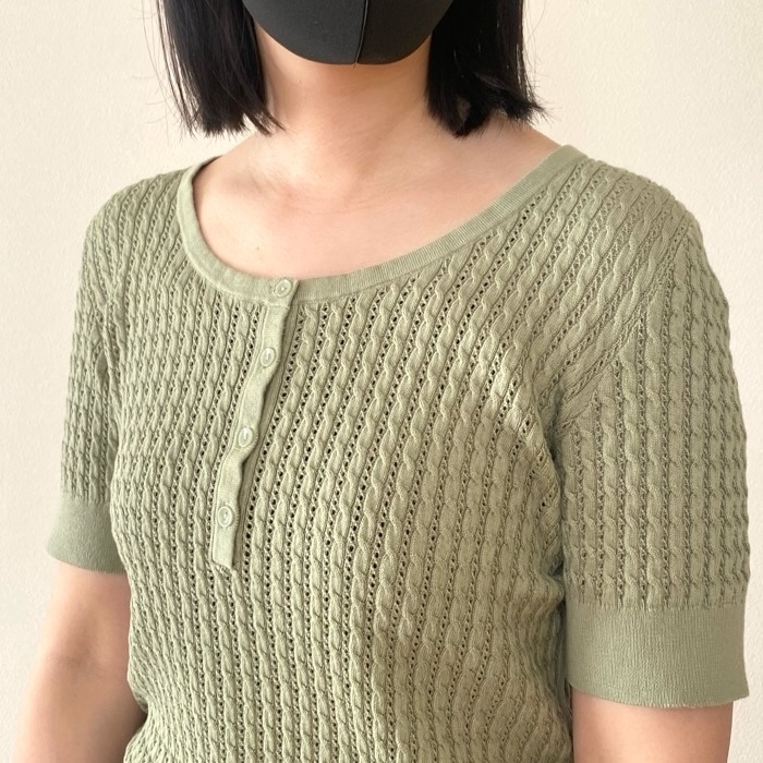 ユニクロの「ポインテールニットヘンリーネックセーター半袖」