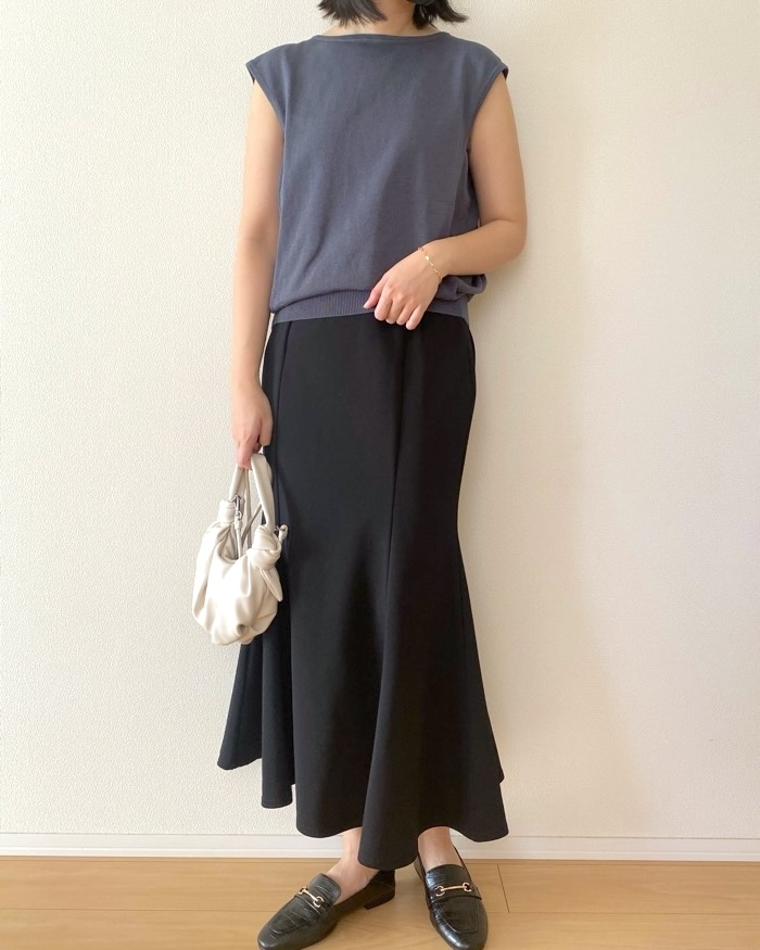 ユニクロの「コクーンセーターノースリーブ」