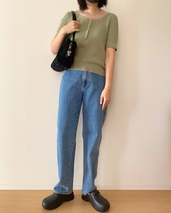 ユニクロの「ポインテールニットヘンリーネックセーター半袖」