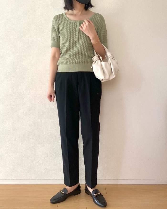 ユニクロの「ポインテールニットヘンリーネックセーター半袖」