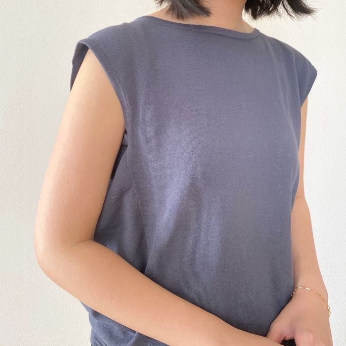 ユニクロの「コクーンセーターノースリーブ」