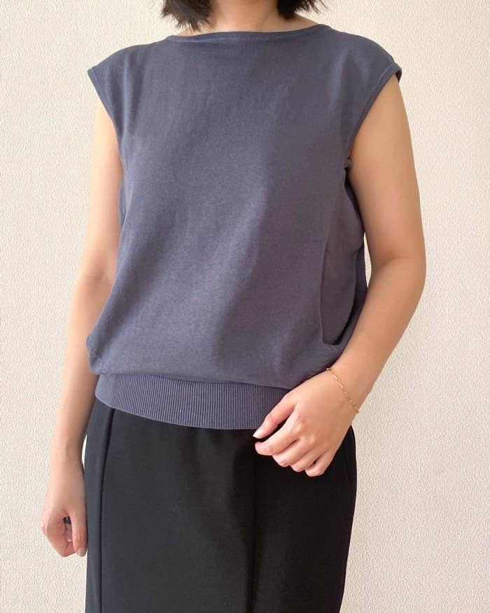 ユニクロの「コクーンセーターノースリーブ」