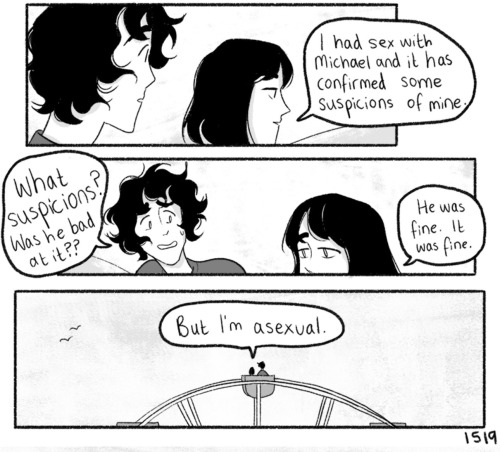 Tres paneles de cómic: Persona A revela a Persona B que confirmó sospechas al tener relaciones con Michael. Persona B pregunta. Persona A dice que es asexual