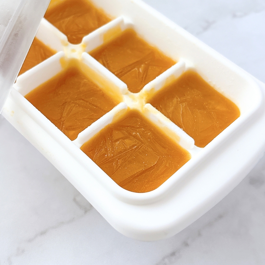 アイストレイに均等に注がれたジュース。冷凍前の状態を示す。