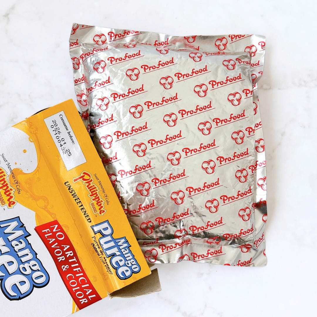 マンゴーピューレの箱と「Profood」ロゴが印刷された包装袋が白い背景に置かれています。