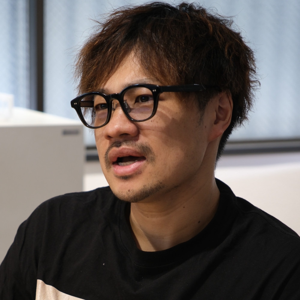 インタビューに応じる清川忠康さん