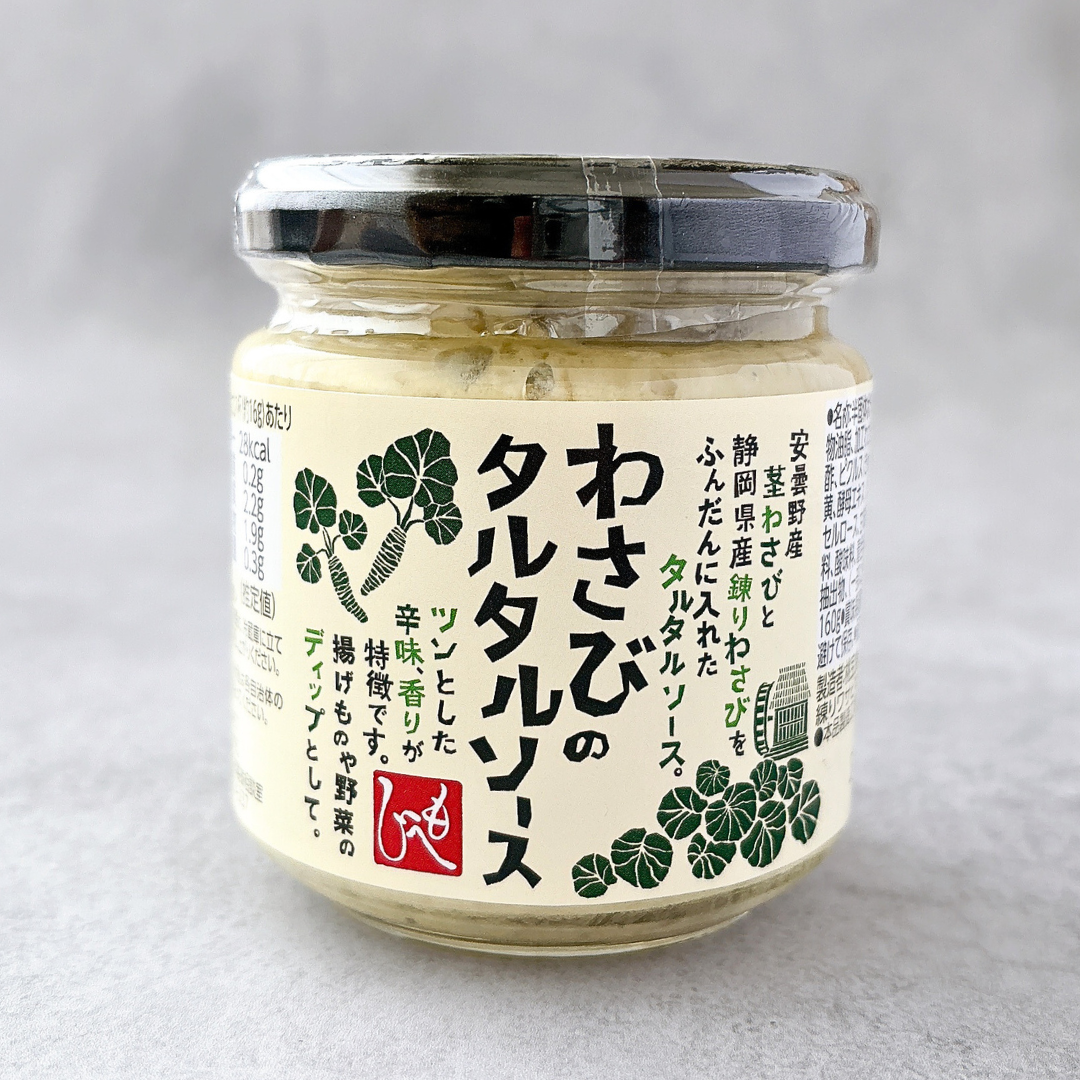 わさび入りタルタルソースのガラス瓶。ラベルに商品の特徴と説明が書かれています。