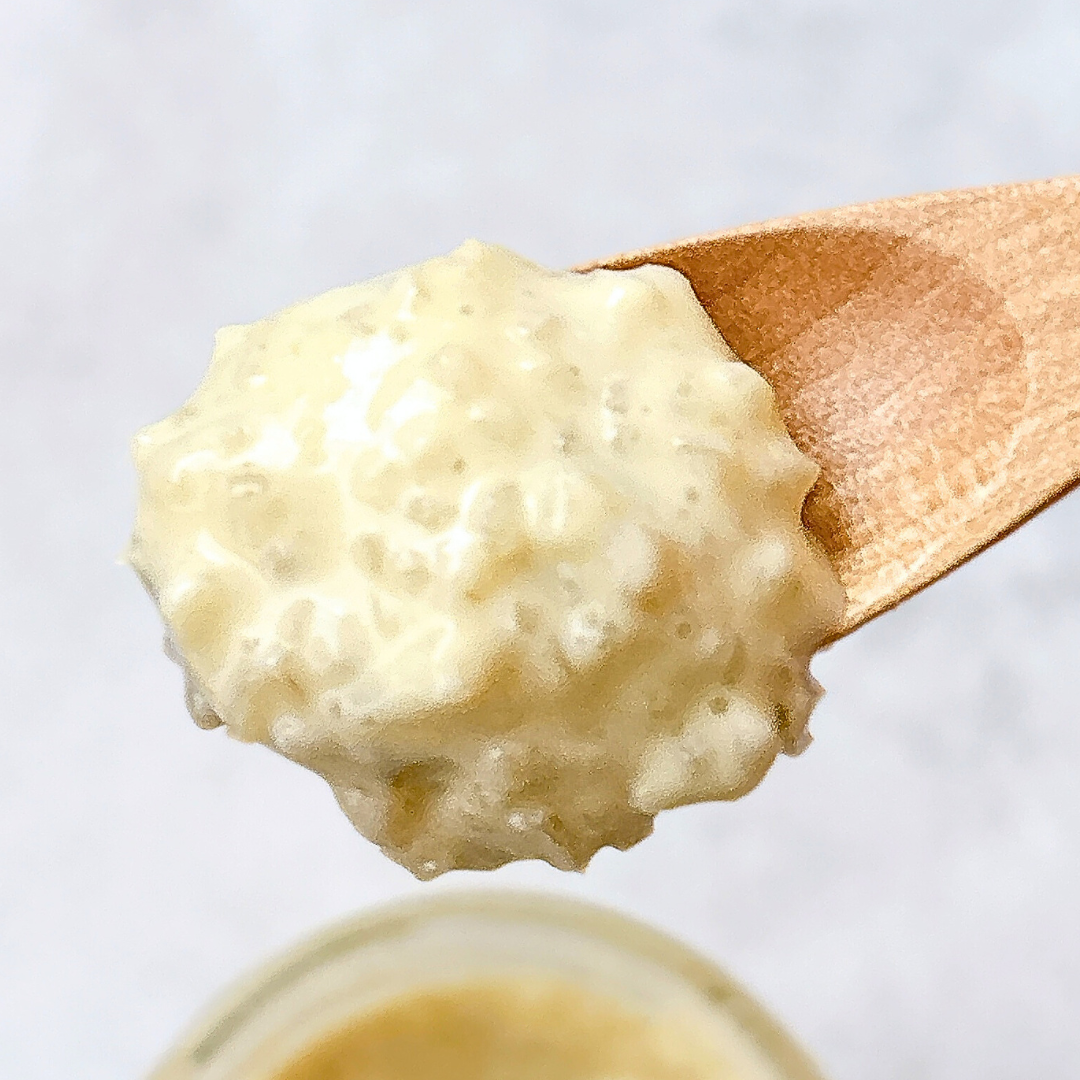 スプーンにすくわれたクリーミーなタピオカデザート。