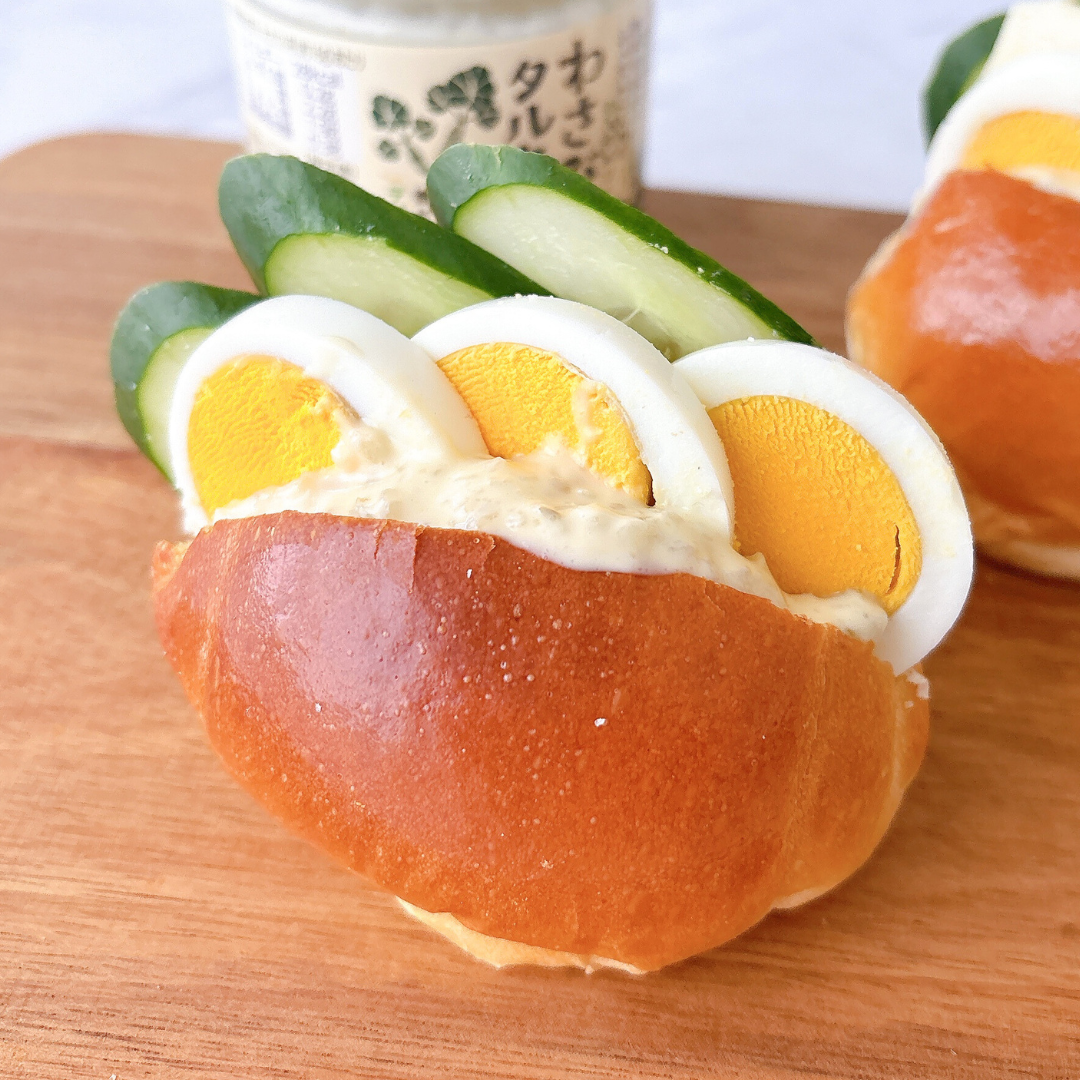 卵ときゅうりのスライスをはさんだパン。後ろにわさびタルタルソースの瓶が見える。