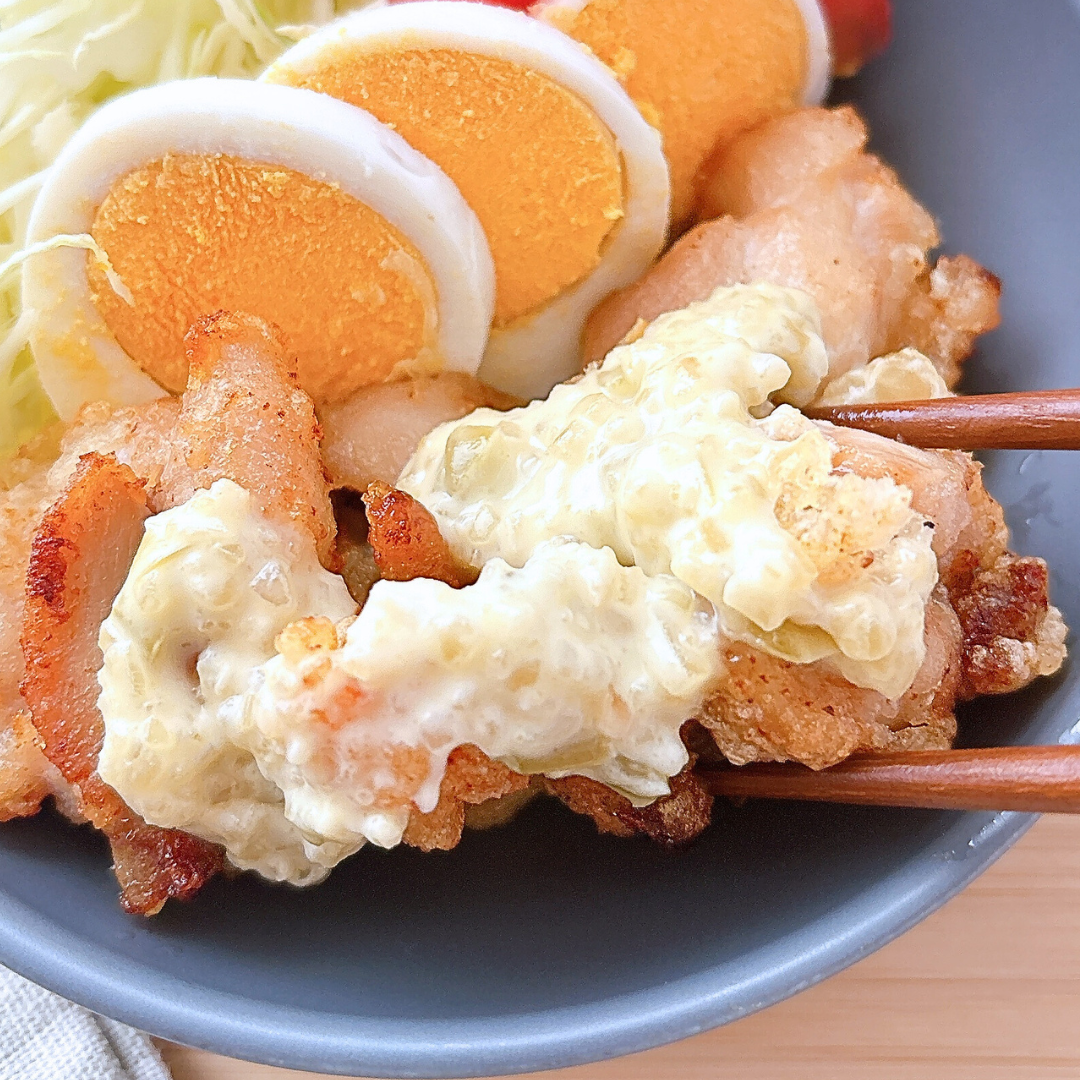 鶏肉のタルタルソース和え、スライス卵、キャベツが盛られたボウル。