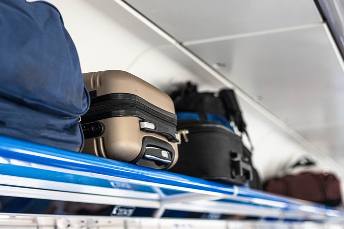 荷物棚のイメージ画像(Irina Shatilova / Getty Images)