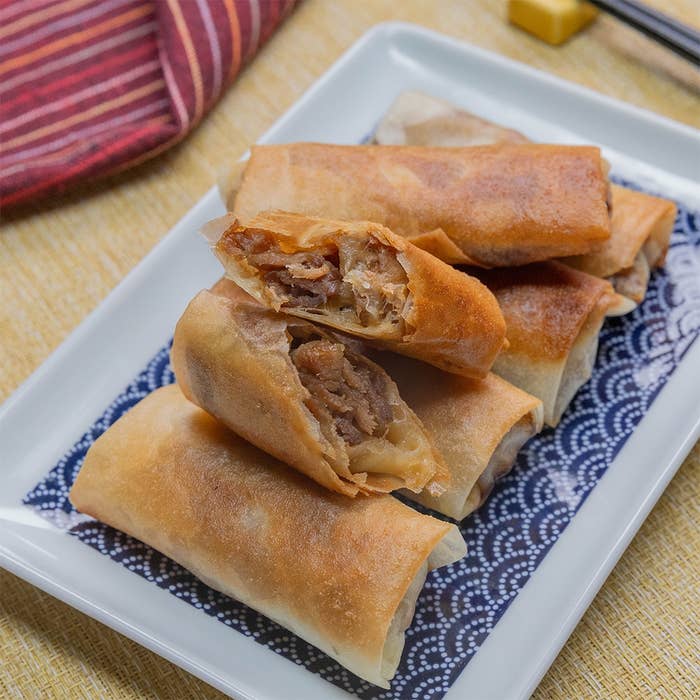 お皿に盛られた豚こま肉の焼肉チーズ春巻き。