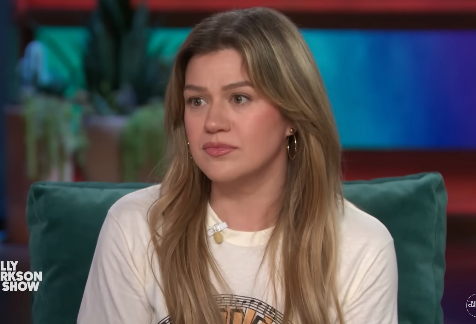 Kelly Clarkson on a talk show