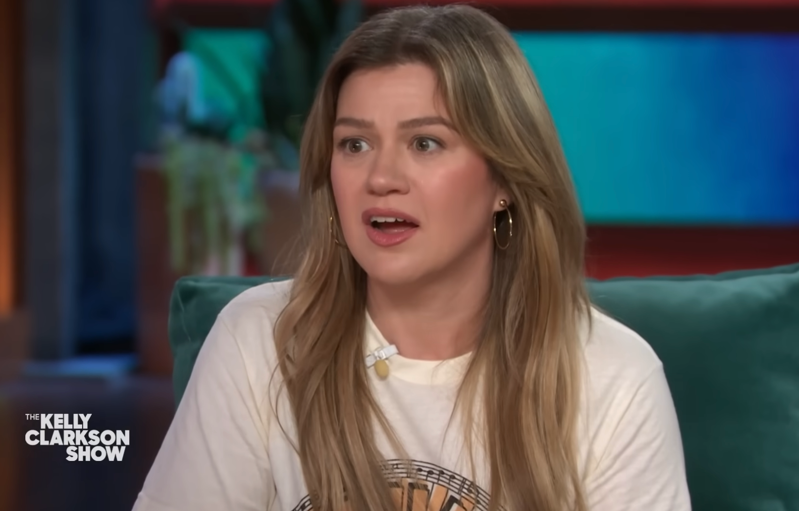 Kelly Clarkson on a talk show