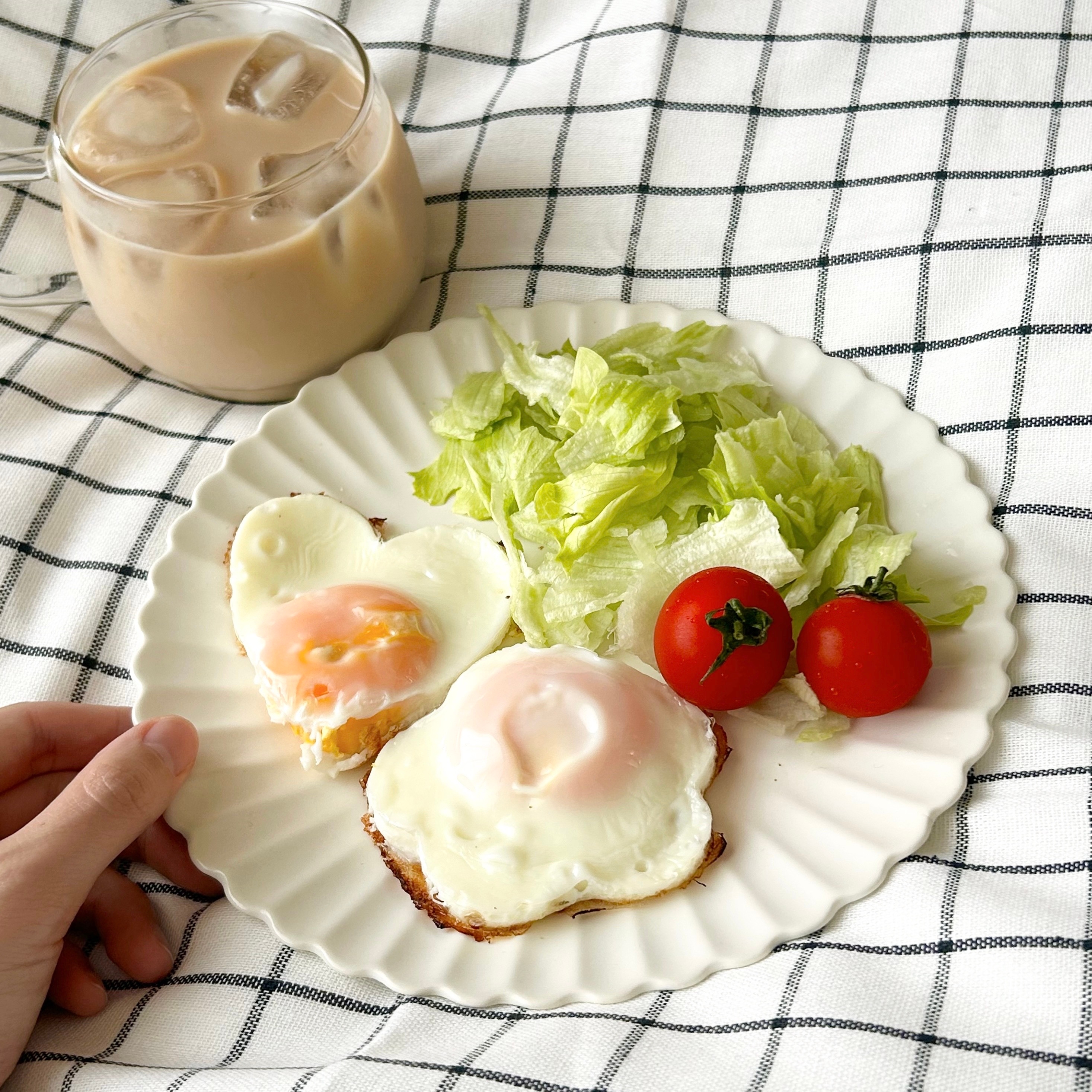 DAISO(ダイソー)の「プレート(マットフラワー、約20cm)」