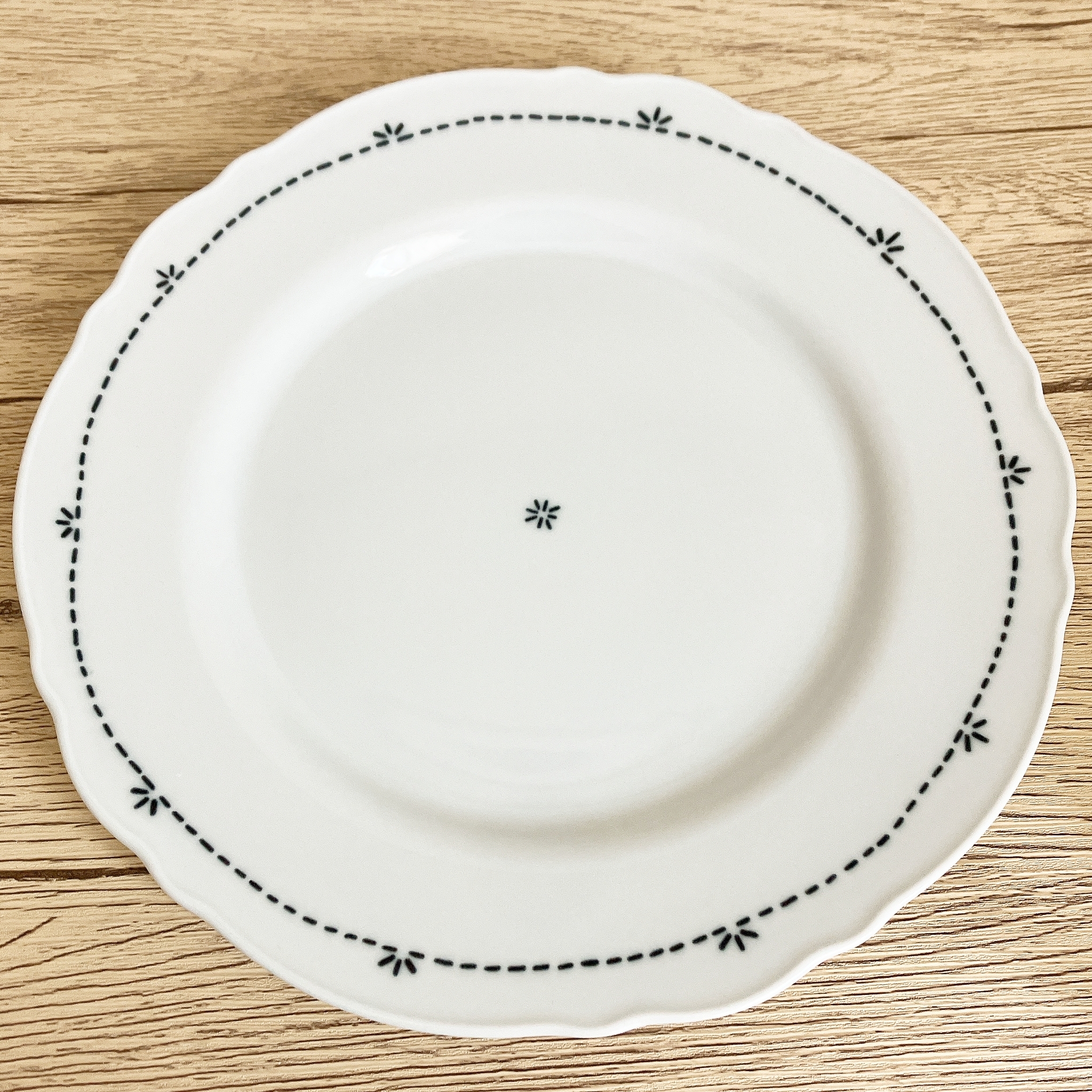 IKEA(イケア)の「UPPLAGA ウップラーガプレート(模様入り/ホワイト・28cm)」