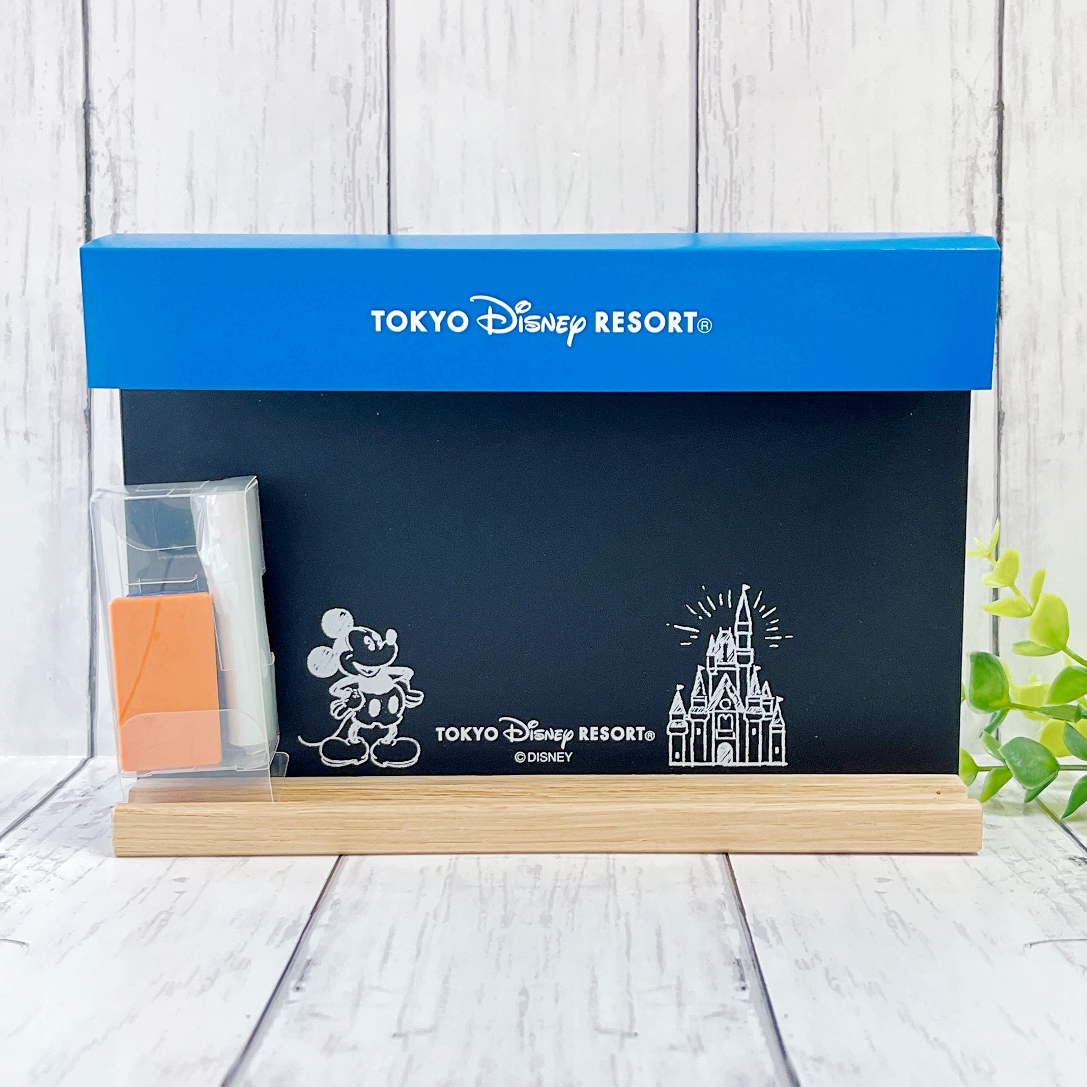 東京ディズニーリゾートのディスプレイスタンド。ミッキーマウスと城が描かれたボードと透明な小型スタンドがセット。
