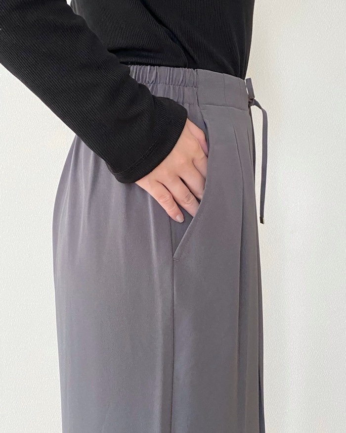 GUの「ドレープワイドパンツZ」