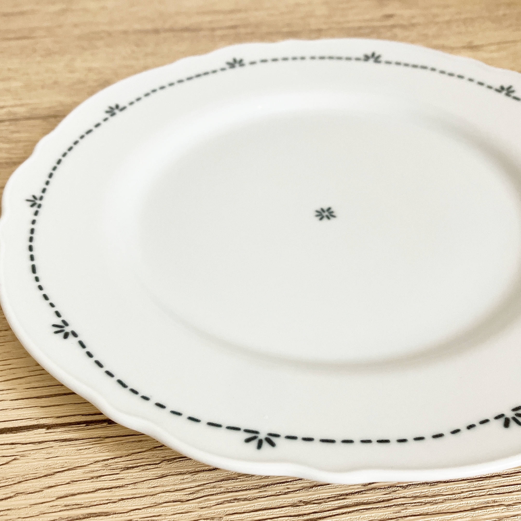 IKEA(イケア)の「UPPLAGA ウップラーガプレート(模様入り/ホワイト・28cm)」