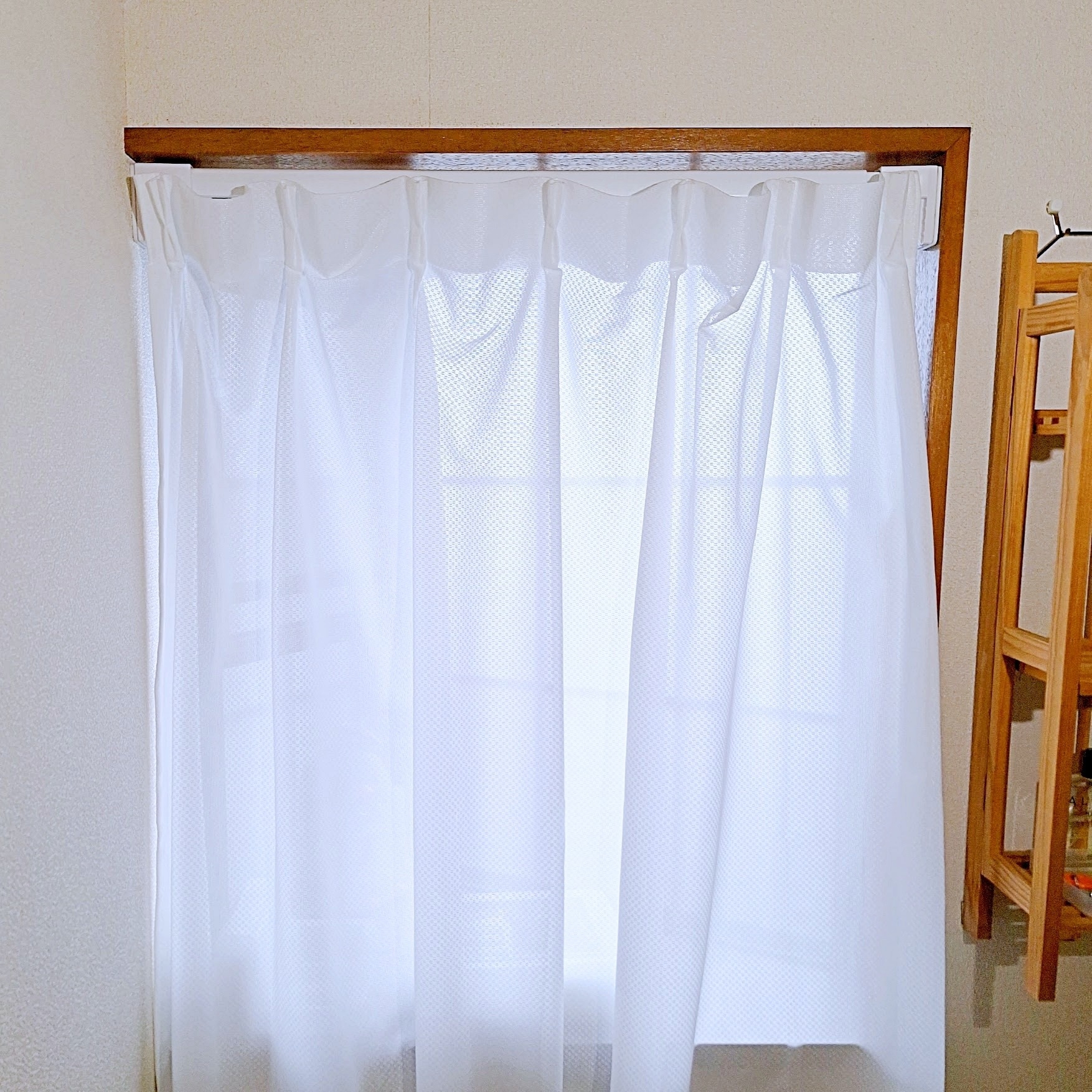 窓にかかるシンプルな白いカーテン。